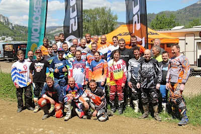 Gruppenbild mit Damen: Erinnerungsfoto von einem Offroadkurs bei strahlendem Sonnenschein