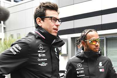 Toto Wolff mit Bahrain-Sieger Lewis Hamilton 