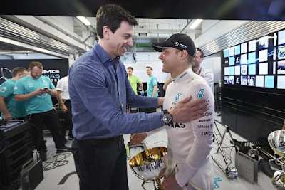 Toto Wolff und Valtteri Bottas