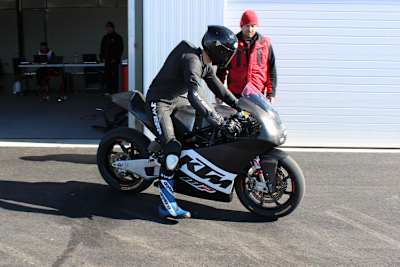 Testfahrer Tatu Lauslehto beim Roll-out in Almeria