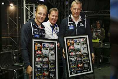 Zum Abschied Poster mit allen gemeinsamen Siegen – M-Sport-Teamchef Malcolm Wilson mit Mikko Hirvonen und Beifahrer Jarmo Lehtinen
