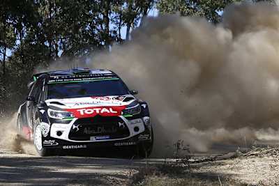 Sieht am Tag klasse aus, wird bei Dunkelheit gefährlich – die starke Staubentwicklung bei der Rallye Australien