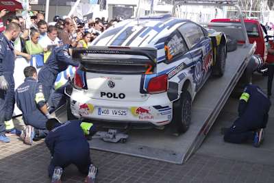 Restart am Sonntag sollte kein Problem sein – der Polo von Jari-Matti Latvala wird vom Abschlepper am Volkswagen-Service abgeliefert 