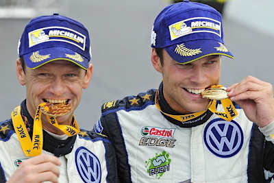 «Bist du sicher, dass die Medaillen aus Manchego-Käse hergestellt sind?» - Rallye-Spanien-Sieger Andreas Mikkelsen (rechts) und Ola Fløene 
