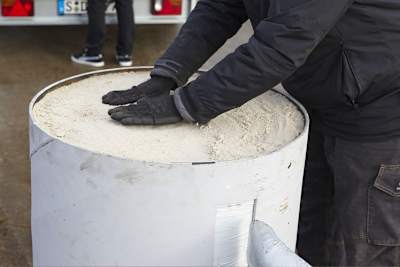 Einfach aber effektiv - mit Sand gefüllte Stahltonne 