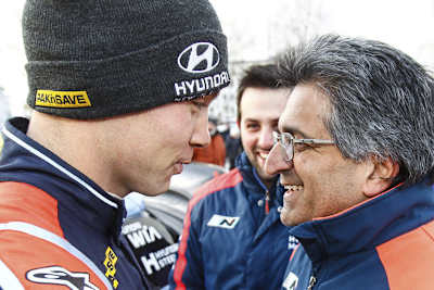 «Den kaputten Kühler stelle ich Dir aber in Rechnung» - Hyundai-Teamdirektor Michel Nandan (rechts) und der Überraschungszweite, Hayden Paddon