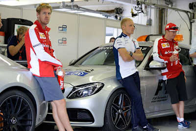 Sebastian Vettel mit seinem aktuellen und seinem künftigen Teamkollegen?