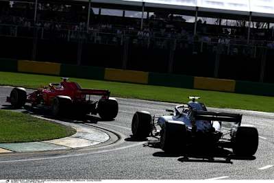 Lewis Hamilton steckte nach seinem Stopp hinter Sebastian Vettel fest