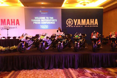 In Reih und Glied: Die Yamaha-Präsentation der Maschinen von Lorenzo, Rossi, Smith, Pol Espargaró, Aleix Espargaró und Edwards (v. li.)