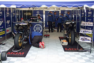 Bei der IDM wird dieses Mal in Zelten geschraubt. In den Boxen stehen die Autos