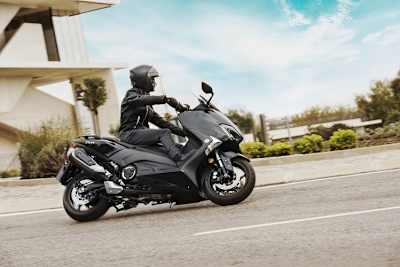 Yamaha TMax: Vor allem in Südeuropa werden Roller sportlich bewegt – dazu braucht es einen Sportroller, logisch.