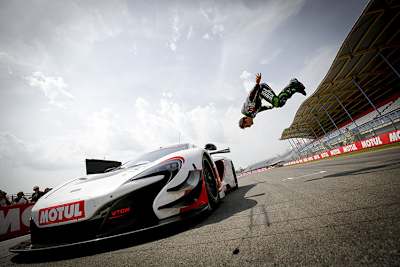 Nach seinem Sieg über den McLaren GT3 und Bruno Senna folgte Zarcos berühmter Flick Flack