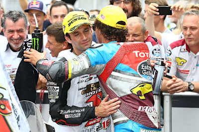 Johann Zarco nach seinem Titelgewinn 2016 mit Franco Morbidelli