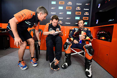 Johann Zarco in der KTM-Box mit Text Geissler (li.) und Crew-Chief Marcus Eschenbacher