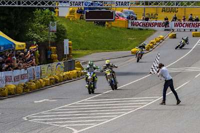Der Zieleinlauf in St.Wendel: Lukas Höllbacher vor Markus Class