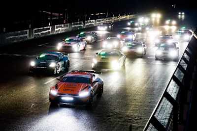  Der siegreiche Aston Martin Vantage GT4 liegt auf dem Lausitzring an der Spitze