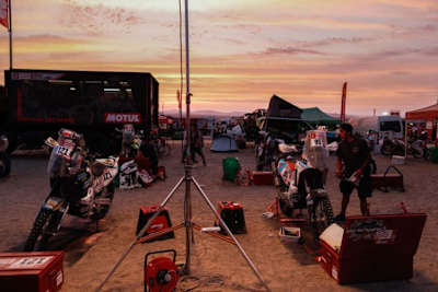 Die Original-Teilnehmer müssen selber schrauben und reparieren