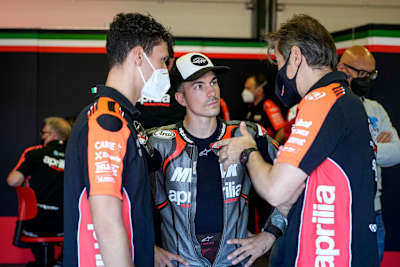 Lorenzo Savadori und Maverick Viñales im Gespräch mit Aprilia-Rennchef Massimo Rivola
