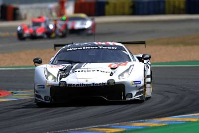 Der Ferrari 488 GTE Evo von WeatherTech Racing auf der Strecke in Le Mans