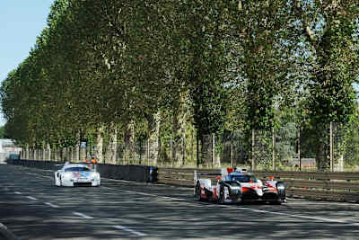 Toyota TS050 Hybrid und Porsche 911 RSR während der echten 24h Le Mans 2019