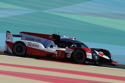 Der Toyota TS050 Hybrid auf der Strecke von Bahrain