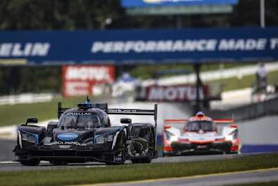 Der Cadillac DPi von WTR vor dem Acura DPi auf der Strecke von Road Atlanta