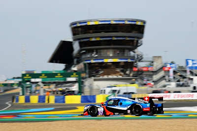 Ein Ligier JS P320 auf der Rennstrecke in Le Mans