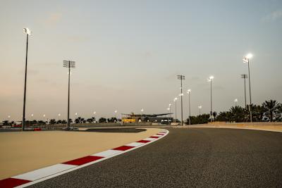 Die langsameren Kurven auf dem Aussenkurs bewirken, dass mehr Energie auf die Hinterreifen wirkt