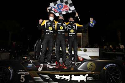 Siegen bei die 12h Sebring 2021: (v.li.) Loic Duval, Sebastian Bourdais und Tristan Vautier auf dem Cadillac DPi