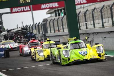 Action in mehreren Klassen: zwei LMP2 vor einem Hypercar und einem GTE bei der WEC in Portimão