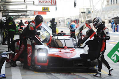 Boxenstopp beim siegreichen Toyota GR010 Hybrid in Bahrain