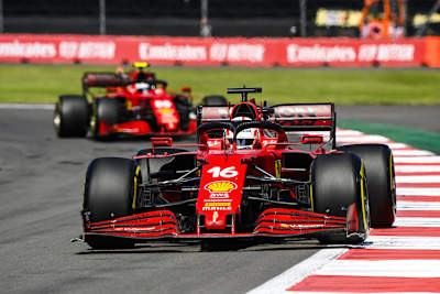 Charles Leclerc vor Carlos Sainz in Mexiko 2021