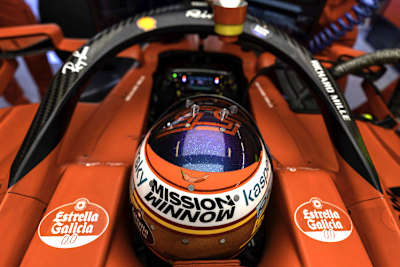 Carlos Sainz mit Schote auf dem Helm