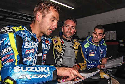 Gregg Black (li.) stimmt sich mit seinem neuen Teamkollegen Xavier Simeon (Mitte) ab