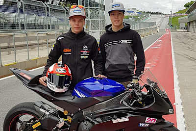Maximilian Kofler (li.) muss sich vorerst mit Bruder Andreas das Trainingsmotorrad teilen