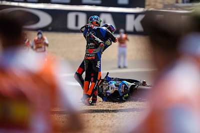 Umarmung nach dem Crash in der Ehrenrunde