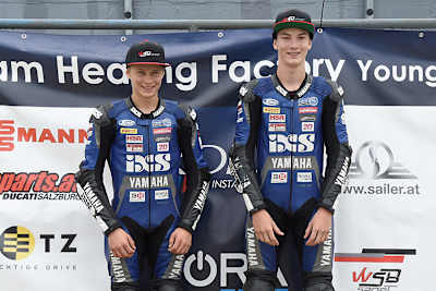 Leo Rammerstorfer (li. neben Benjamin Baumgartner) führt in der Supersport 300