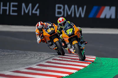 Der Schweizer Dominique Aegerter vor seinem niederländischen Teamkollegen Bo Bendseyder