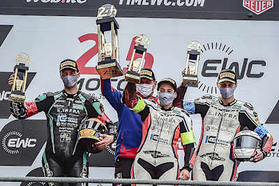 Toni Finsterbusch, Lucy Glöckner und Stefan Kerschbaumer stemmen den begehrten Pokal in die Höhe