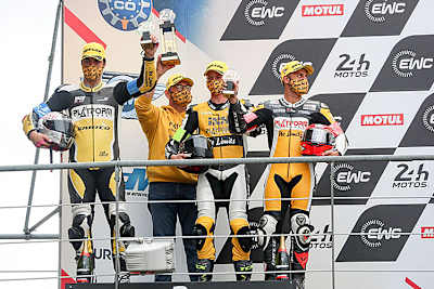 Luca Scassa, Teamchef Moreno Codeluppi, Christopher Kemmer und Luca Vitali genießen den Moment