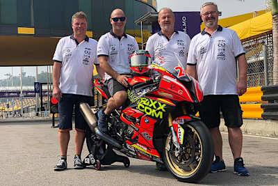 Didier Grams (am Motorrad sitzend) mit Chefmechaniker Albrecht Wendritsch, Vater Jens und Mechaniker Steffen Süß