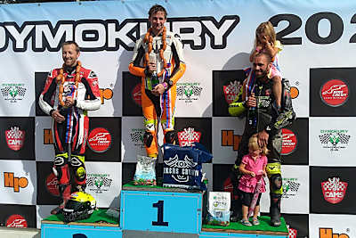 Christopher Eder (Mitte) mit einem Kranz Knackwurst als Siegeskranz