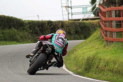 Adam McLean zeigte in Supertwin- und Supersport-Rennen allen den Auspuff