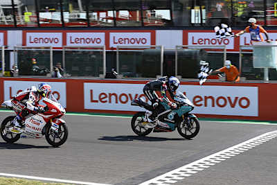 Mit knappem Vorsprung prescht John McPhee über die Ziellinie