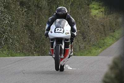 Chris Meyer jagt über einen der vielen Sprunghügel