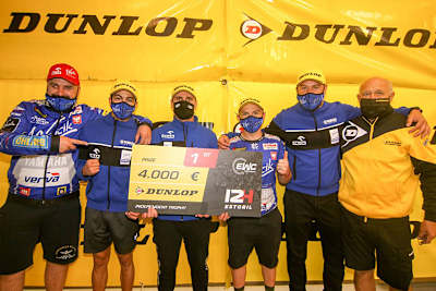 Das breite Grinsen von Adam Stepien (li.)  ist sogar unter dem Mund-Nasen-Schutz zu sehen