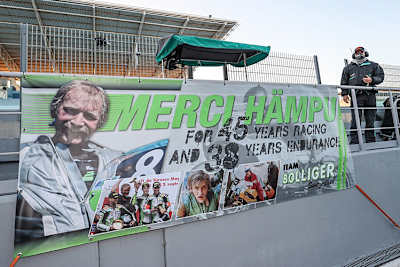 Ein Plakat zu Ehren von Hanspeter Bolliger