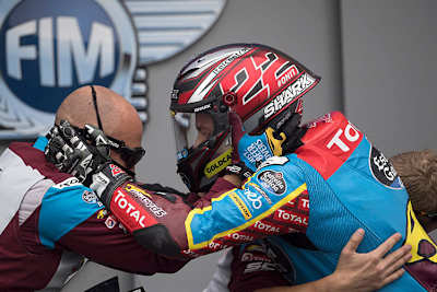 Reisenfreude bei Sam Lowes und seinem Techniker nach dem Grand-Prix-Sieg