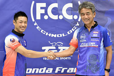 Teammanager Fujii begrüßt Masakazu Yuki Takahashi
