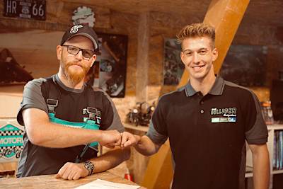 Kevin Bolliger (li.) begrüßt Marcel Brenner im Team